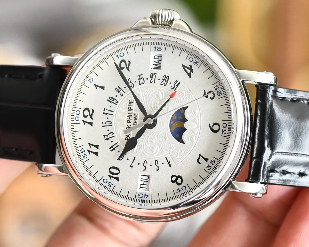 【Top Replica】💰5300! Patek Philippe's classic super complex multi-function 5159 perpetual calendar series watch is elegant! 1⃣️[Wonderful details and advantages] The size of this watch is 38mm. The reasonable size and lug design make it suitable for the public to wear. Whether you have a big wrist or a small wrist, there is no pressure to wear it. Half of it is exposed outside the cuffs when you move. For successful people and business wear, this watch will definitely give you face and confidence. Heart, the feeling of getting started is the comfortable wearing feeling and the weight of a small gold watch. You can all realize that owning it is the real winner in life. This watch is worth [applause][strong][strong][strong][666] 1. Case polishing: In order to pursue the effect of genuine warm and jade-like, PPF watchmakers polish it carefully and work slowly to produce fine work. 2. The connection mechanism between the stamped cover and the shell has a crisp feel that is comparable to the genuine product, and the stamped back cover improves the waterproof performance. 3. The scales and hands are treated with the latest precious metal plating process, and the effect is even better. 4. "Pot lid type" slightly convex sapphire watch mirror, the shape is consistent with the original product, the effect is transparent, and the time can be clearly distinguished. 5. The precious metal stamp is three-dimensional and standard, clear and vivid! 2⃣️【Leading the era of all-in-one computers】Using a customized version of Cal.324 all-in-one computer - thinner, more stable, and more like. The most important thing is that the degree of simulation has skyrocketed. 3⃣️【Strap】Classic Italian calfskin strap with clear texture and good texture. Paired with the top Patek Philippe lantern clasp on the market, it is universal and original without any pressure. Let it have more design elements of formal Patek Philippe [strong][666][666][666]! PPF. Factory is elegant and enduring, timeless classic, low-key and perfect, a gentleman in the watch! Welcome for your tasting! Each watch is delivered with a dedicated adjustment needle, in order to make the majority of watch lovers trust that this high-end product is worth owning🔥